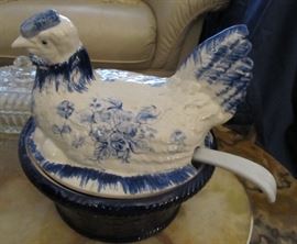 Hen soup tureen 