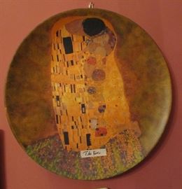 20th. c. Charger 'The Kiss"