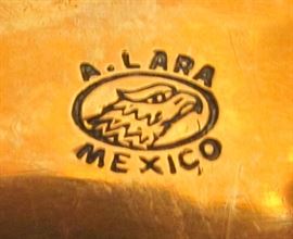 Centerpiece bowl  needs cleaning. Had dried flowers glued in it.