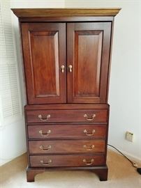 Mahogany Media Cabinet       https://ctbids.com/#!/description/share/86930