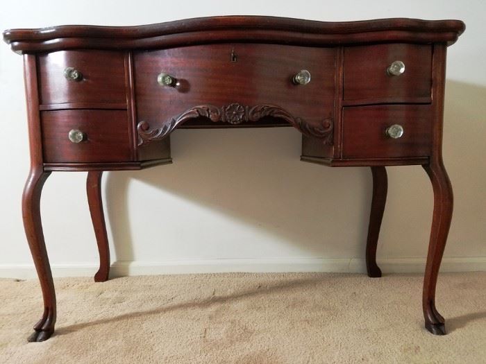 Antique Mahogany Vanity Desk https://ctbids.com/#!/description/share/86950