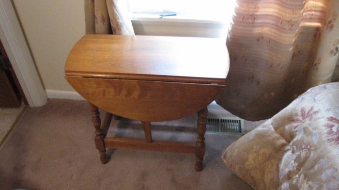 Cute drop leaf table.