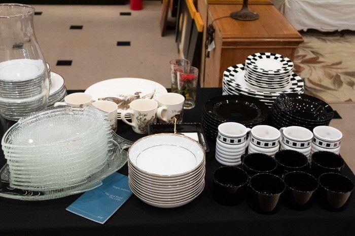The black and white dishes and solid black dishes come as a set 'Complete Signature'.  The 'Game Birds' dishes in the back are 'Johnson Brothers'.
