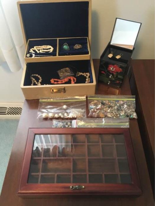 Assorted costume jewelry and jewelry boxes https://ctbids.com/#!/description/share/88856