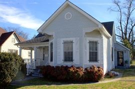 Cute little cottage in the historic Oakwood neighborhood of North Knoxville
