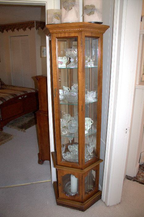 Lighted curio cabinet, crystal / glassware