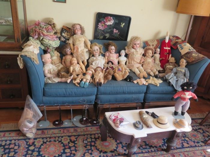 sofa full of old german dolls, kestner, heubach, effenbee, Henridh & halben, armand marsielle, american character