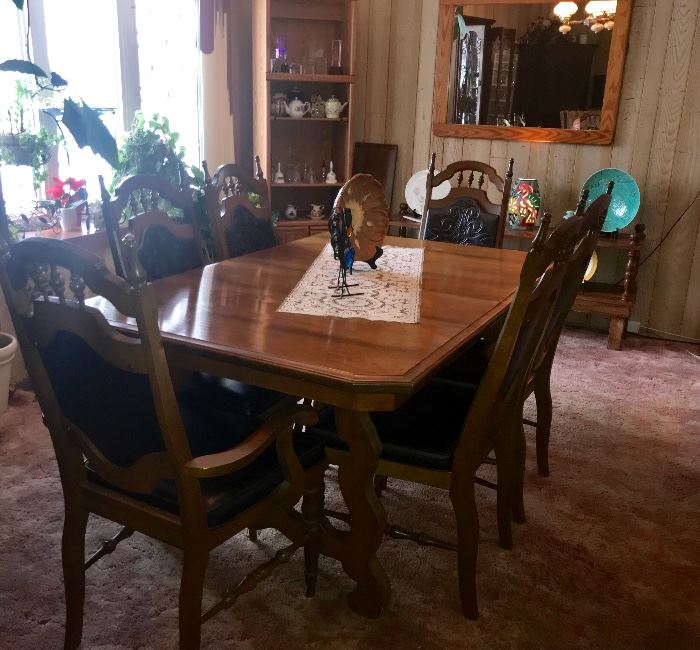 Great Dining room set; Table and 6 chairs