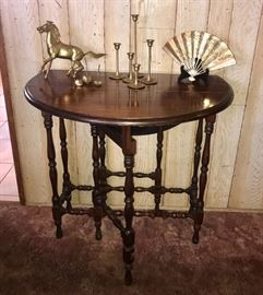 Beautiful antique  "Gate Leg" table