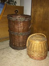  Large and small wicker baskets with lids 