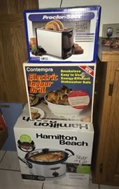  Hamilton Beach crockpot, electric indoor grill and bagel toaster
