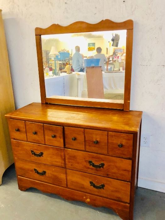 Vintage Wood dresser in Good condition