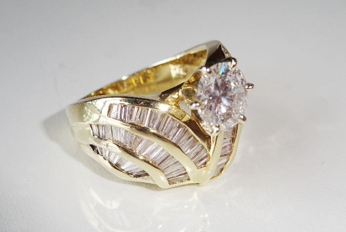 Beautiful 1.75ct (center stone) Diamond and 14kt diamond ring
