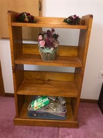 Small wooden shelving unit 