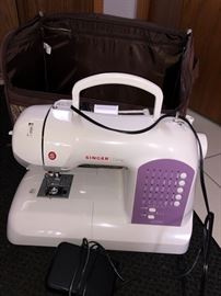 Singer Curvy sewing machine with carrying case