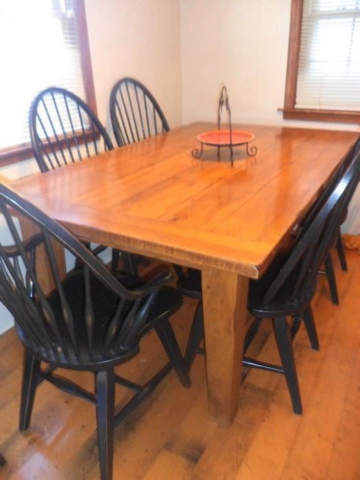 Broyhill "Attic Heirloom" collection table/6 chairs and 2 leafs 