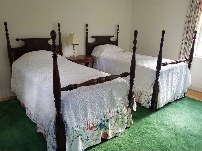 Clean pair of pineapple four poster twin beds 