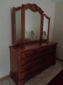 dresser w/mirror