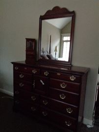 dresser w/mirror