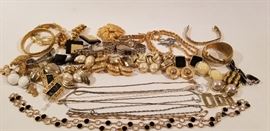 Multi Toned Costume Jewerly https://ctbids.com/#!/description/share/89484