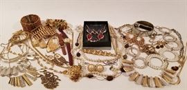 Large Earth-toned Jewelry https://ctbids.com/#!/description/share/89491