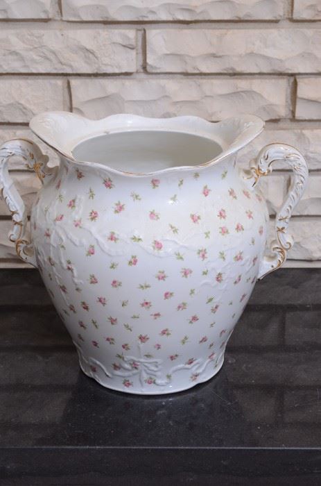 Royal vitreous England john maddock & sons mini pink rose urn $50 11in tall 15 wide