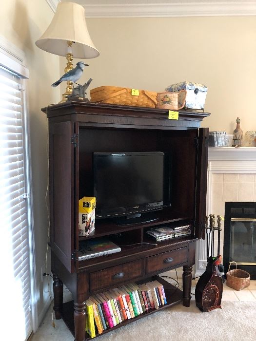Entertainment center, doors on swing away hinges, flat screen tv (no remote)