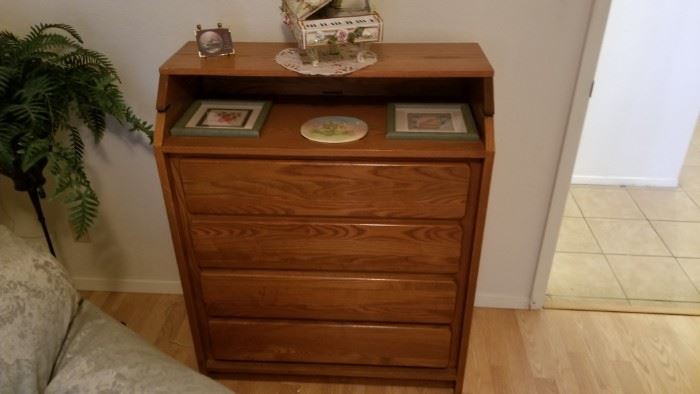 changing table/chest of drawers