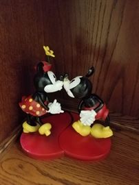 RARE Disney Parks Mickey & Minnie Bobbleheads Kissing on Interlocking Heart Figurines (Nose had been glued back on)