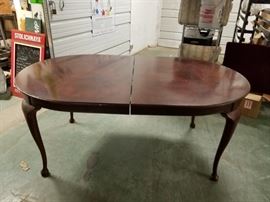 Drexel solid wood oval dining room table with 2 leafs & custom pads for table & leafs