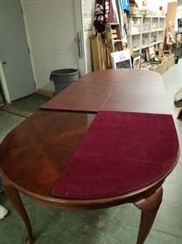 Drexel solid wood oval dining room table with 2 leafs & custom pads for table & leafs