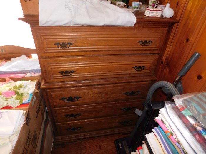 Young Hinkle Chest of Drawers 