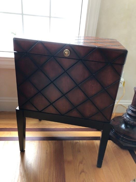 Quilt Pattern Side Table w/ Storage