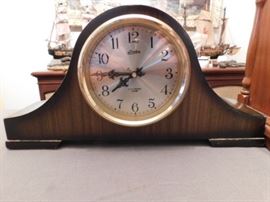 Linden mantle clock