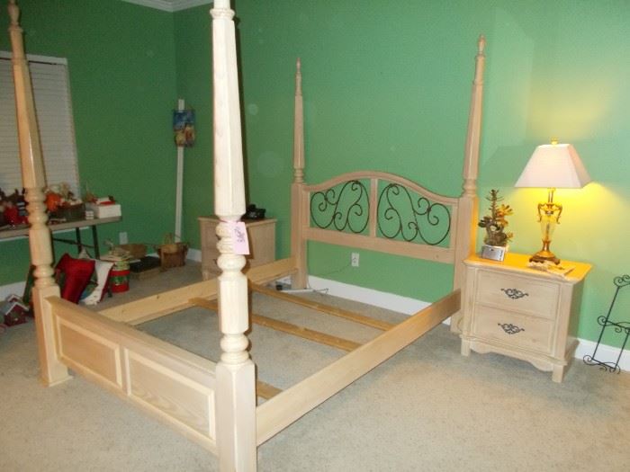 queen poster bed with nightstands and dresser