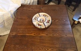 WOOD KITCHEN TABLE WITH 2 LEAFS