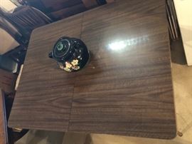 FORMICA KITCHEN TABLE WITH 2 LEAFS 