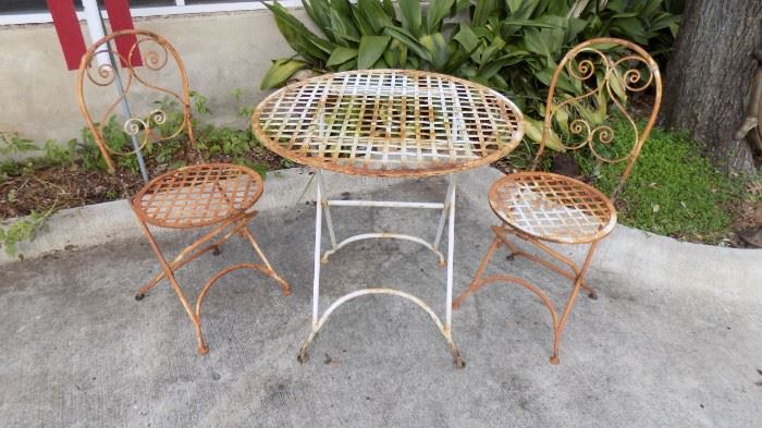 vintage wrought iron table/chairs