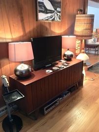 FLATSCREEN TV, VINTAGE ZENITH RADIO/STEREO WALNUT, HAND HAMMERED TABLE LAMPS (2)
