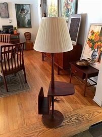 WALNUT LAUREL LAMP W/MAGAZINE HOLDER