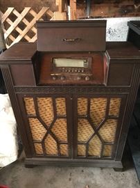 Philco Radio - has all the parts.  not working at this time