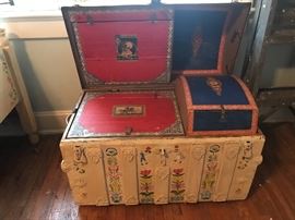 Look at the surprise inside this turnk. Wonderful colorful boxes....great condition
