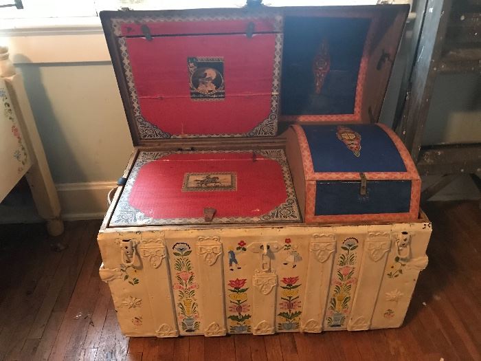 Look at the surprise inside this turnk.  Wonderful colorful boxes....great condition