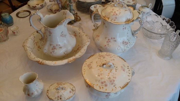 6 piece Alfred Meakin chamber pot, pitcher and bowl, pail with lid, soap dish and vase