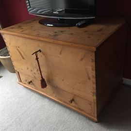 Early Pine Blanket Chest