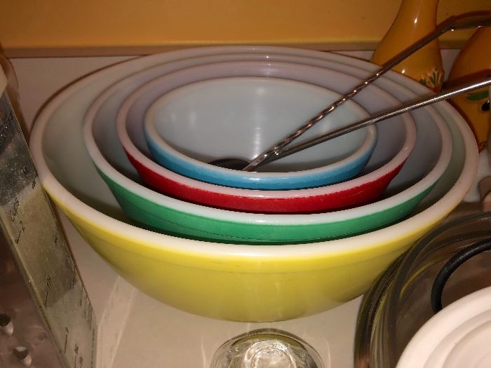 Pyrex nesting bowls in primary colors 