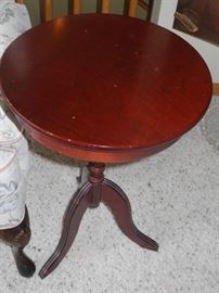 Nice small, round pedestal table