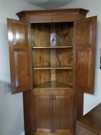 Corner cupboard