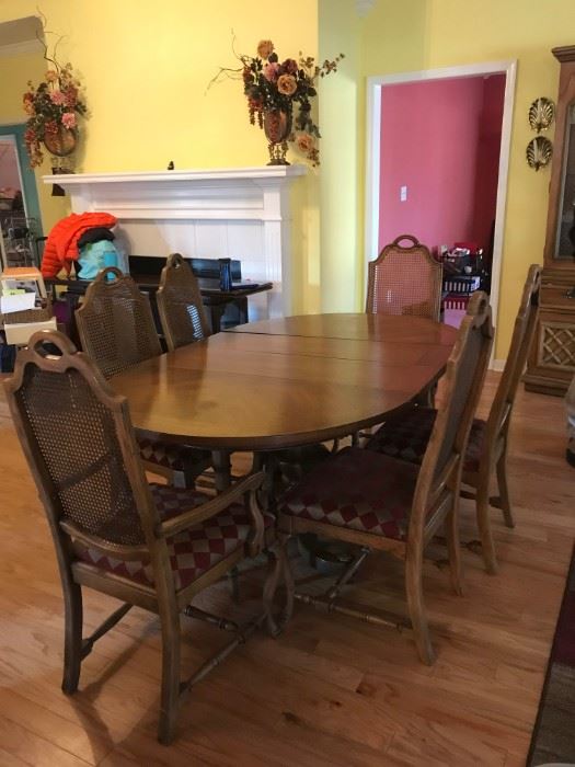 #1	table	Thomasville Table w/3 leaves & 6 chairs   42-74x42x30H 	 $175.00 
