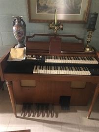 Wonderful Lowrey organ in working condition